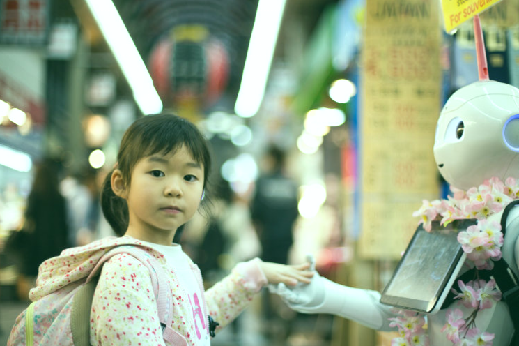 Iniciar una empresa de robótica: esto es lo que necesita saber 7 Chica y robot en un mercado.
