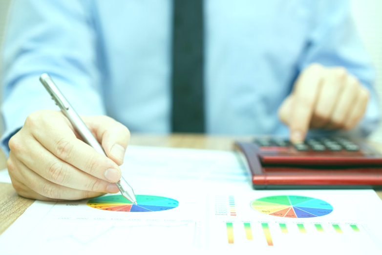 Iniciar una empresa de robótica: esto es lo que necesita saber 8 El empresario está analizando informes financieros